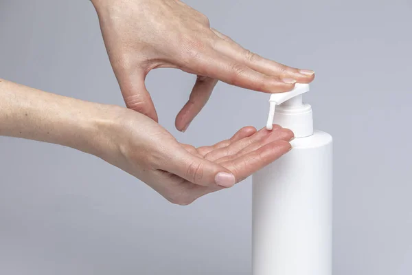 Beyazların Elleri Beyaz Vücut Kremi Kullanıyor Gri Arka Planda Izole — Stok fotoğraf
