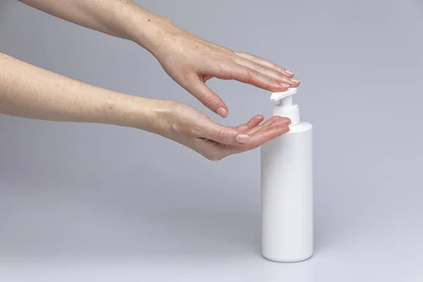 White People Hands Using White Body Cream Isolated Front Grey — Stock Photo, Image