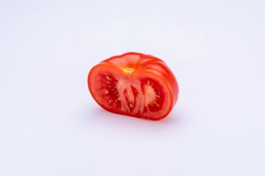 Beyaz arkaplan önünde kırmızı domatesler