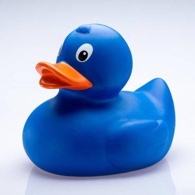 Beyaz arka planda turuncu gagalı mavi plastik bir ördeğe yaklaş..