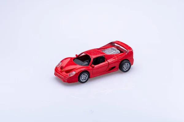 Маленька Іграшка Червоного Спортивного Автомобіля Ізольована Перед Білим Тлом — стокове фото