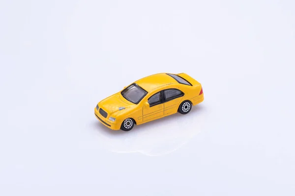Маленька Жовта Іграшка Автомобіля Ізольована Перед Білим Тлом — стокове фото
