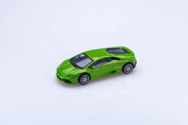 Маленька Зелена Іграшка Автомобіля Ізольована Перед Білим Тлом — стокове фото