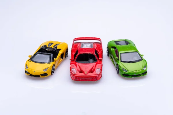 Pequeno Amarelo Vermelho Verde Carros Brinquedo Isolado Frente Fundo Branco — Fotografia de Stock