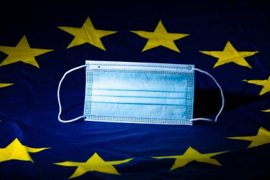 Avrupa bayrağında düz yüz maskesi bir sağlık sektörü kavramını gösteriyor
