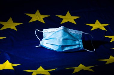 Avrupa bayrağındaki buruşuk yüz maskesi sağlık sektörü kavramını gösteriyor