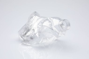 pellucid plastik şişe kendi kendine ezilmiş, beyaz arka planda izole