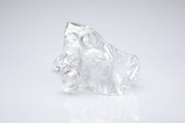 Kapağı olmayan, beyaz bir arka planda izole edilmiş peluşit plastik şişelerden oluşan bir ikili.