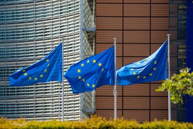 BRÜKSEL, Belçika - 4 Mayıs 2020: Avrupa Komisyonu karargahı olan Berlaymont binasının önünde rüzgarda sallanan bayraklar.