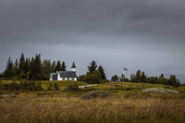 İzlanda 'nın merkezindeki Pingvellir sahasının manzarası. Uzakta bir kilise var, dünyanın en eski parlamentosunun tarihi yerinde.