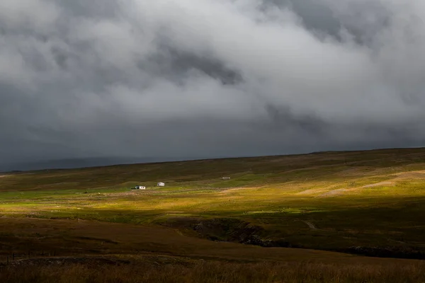 Krajina Islandu Uprostřed Zelené Louky Osamělý Dům Obloha Plná Mraků — Stock fotografie