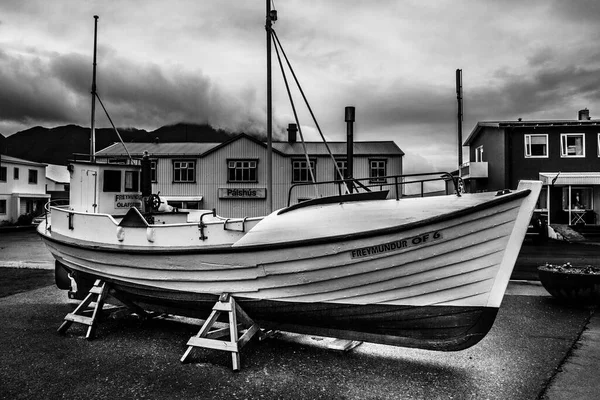 Пейзаж Городе Olafsfjordur Севере Исландии Можете Увидеть Заброшенную Лодку Старом — стоковое фото
