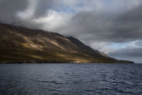 Paisaje Marino Islandia Agua Azul Claro Las Nubes Bajas Salpican — Foto de Stock