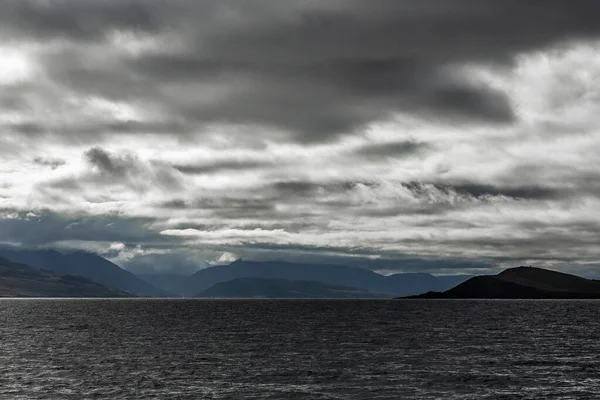 Paisagem Marítima Islândia Água Azul Claro Nuvens Baixas Pontilham Céu — Fotografia de Stock