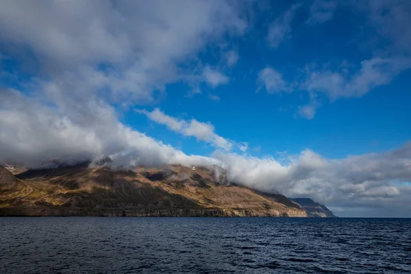 Морський Ландшафт Ісландії Вода Чиста Блакитна Низькі Хмари Темно Синє — стокове фото