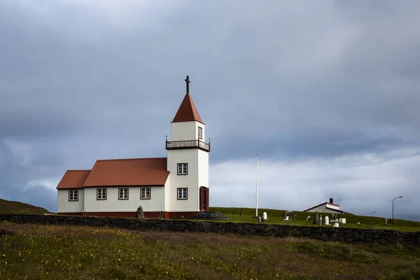 位于冰岛北部北极圈以外的格里姆西岛上的景观 一座有红色屋顶的白色教堂可见 周围是一个有白色坟墓的墓地 — 图库照片