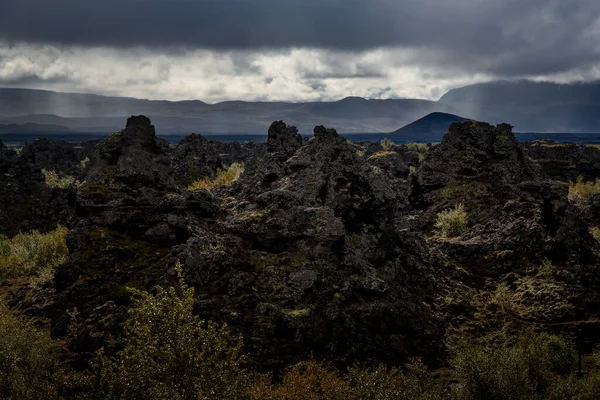 位于Mvatn湖地区的Dimmuborgir火山群 冷却后的熔岩层是黑色的 有一些植被 而天空是多云的 — 图库照片