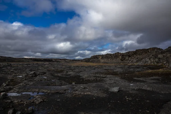 アイスランド北部のデファイトス滝の近くの砂漠の一般的なビュー 空は曇っている 砂漠は緑の苔で覆われた暗い火山石で構成されています — ストック写真