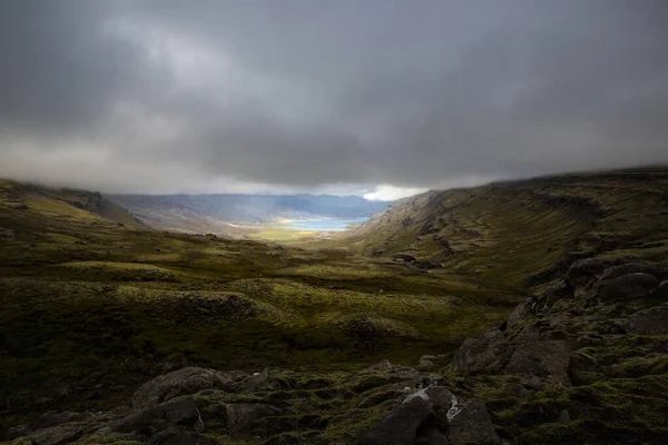 アイスランドの風景 画像の一番下に太陽光が見えます 空は曇り 植生は茶色と緑です — ストック写真