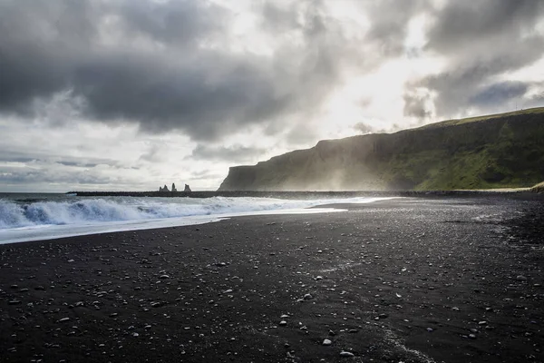 Široký Výhled Pláž Vik Jihu Islandu Obloha Zatažená Zvýrazňuje Dramatickou — Stock fotografie