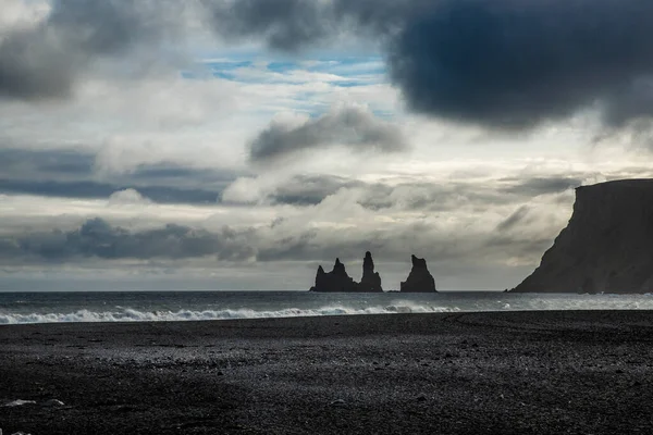 Široký Výhled Pláž Vik Jihu Islandu Obloha Zatažená Zvýrazňuje Dramatickou — Stock fotografie