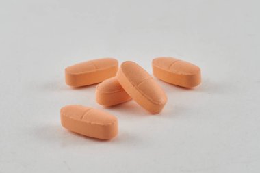                                Açık arkaplanda turuncu uyuşturucular
