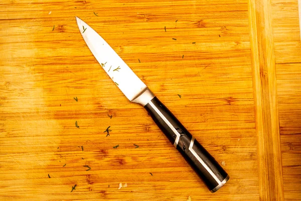 이 칼은 딜 조각으로 샐러드를 만들고 나서 — 스톡 사진