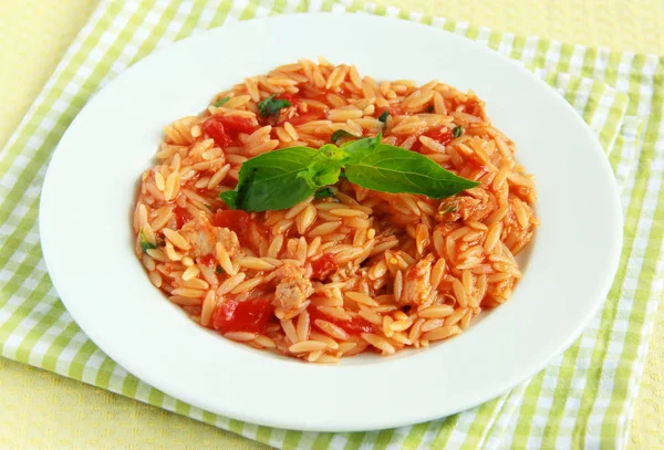 Orzo met tonijn, basilicum en tomatensaus — Stockfoto