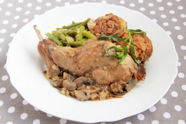 Rabbit leg with beer, grean bean and dumplings — Stock Photo, Image