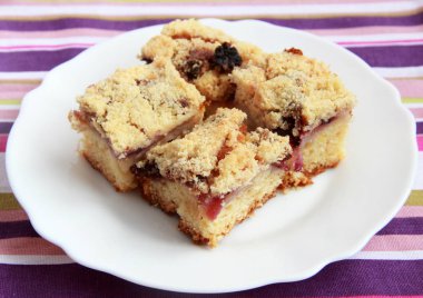 Elma böğürtlen streusel pasta