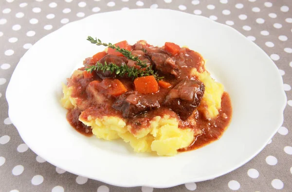 Gulash de res con puré de papas — Foto de Stock