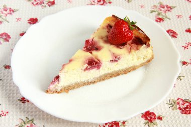 Çilekli cheesecake taze berry ile