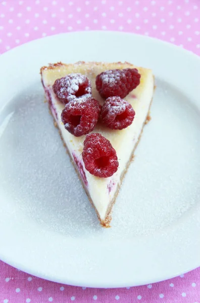 Bolo de queijo de framboesa no prato branco — Fotografia de Stock