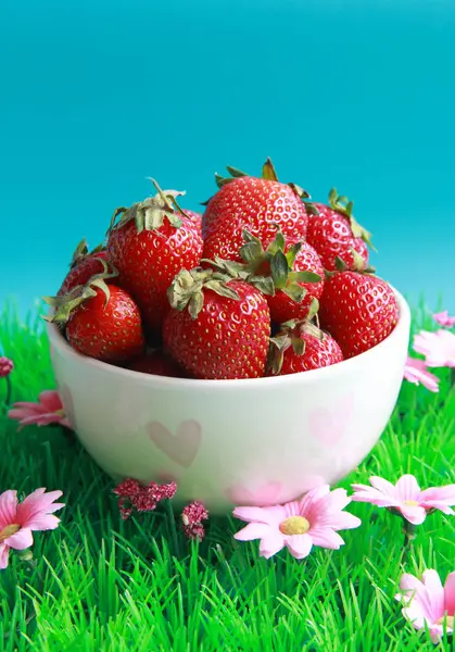 Frische Erdbeeren Weißer Tasse Auf Blauem Hintergrund Mit Gras Und — Stockfoto