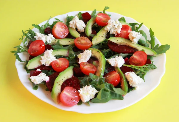 Rucola Raket Sallad Med Avocado Fetaost Rödbetor Och Tomat — Stockfoto