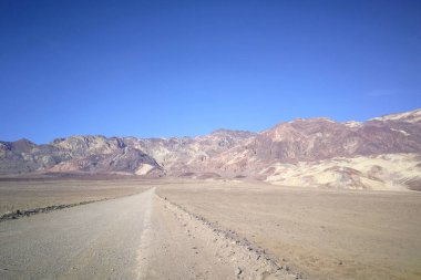 Amerika 'da derin mavi gökyüzü olan boş bir otoban.