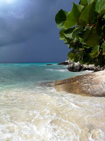 Stormachtig Weer Boven Zee Aan Een Kust Van Curacao — Stockfoto