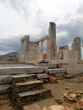 Yunanistan 'ın Naxos kentindeki bulutlu gökyüzü Demeter Tapınağı harabesi