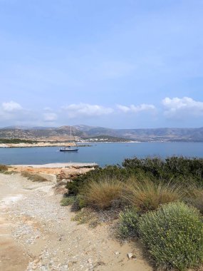 Naxos 'ta gün batımında güzel, taşlı bir sahil.