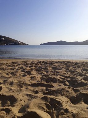 Naxos 'ta gün batımında güzel, taşlı bir sahil.