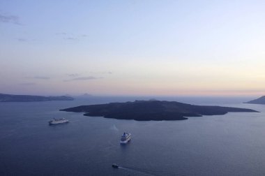 Oia 'dan feribot ve Yunanistan' a bakıyoruz.