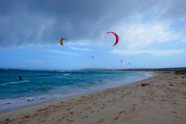 Kaba hava koşullarıyla okyanusta uçurtma uçuran