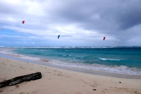 Kitesurfer Στον Ωκεανό Άσχημο Καιρό — Φωτογραφία Αρχείου