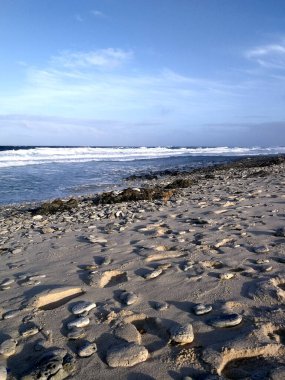 Gün batımında taşlı sahil ve mavi gökyüzü, Barbados