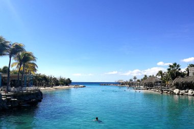 Curacao 'da turkuaz suyu olan güzel bir körfez.