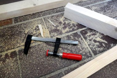 Kendin yap. Ahlak masası.