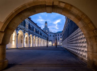 Ahıra bak, giyin, saksafon, Almanya