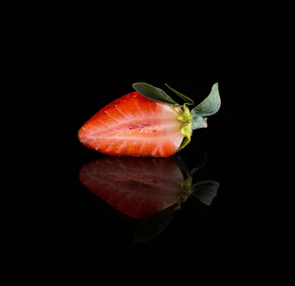 Erdbeere Bunte Früchte Auf Spiegel — Stockfoto