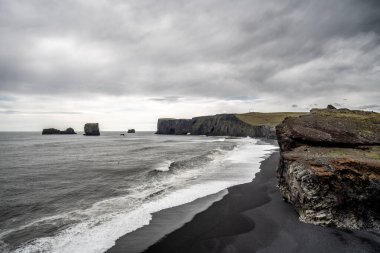 Dyrhlaey Vik yakınlarında, siyah plaj.
