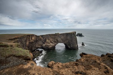 Dyrhlaey Vik yakınlarında, siyah plaj.